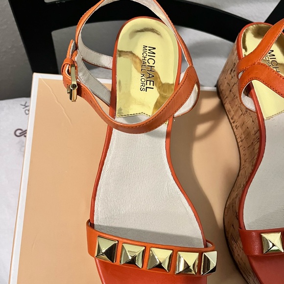 MICHAEL KORS NIB AUTHENTIC BURNT ORANGE PYRAMID GOLD-TONE PLATFORM SANDALS - Picture 14 of 17